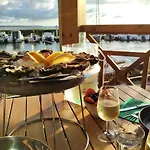 Vue Bassin Port Ostreicole Et Lumineux Avec Piscine Et Balcon !